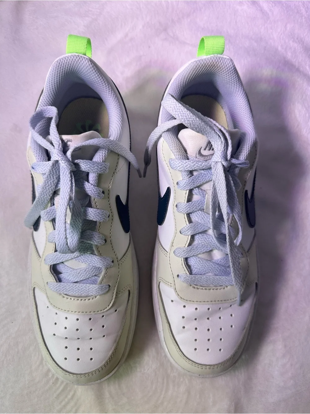 Nike Low-Top Sneaker in White with Dark Green Swoosh and Light Green Outsole